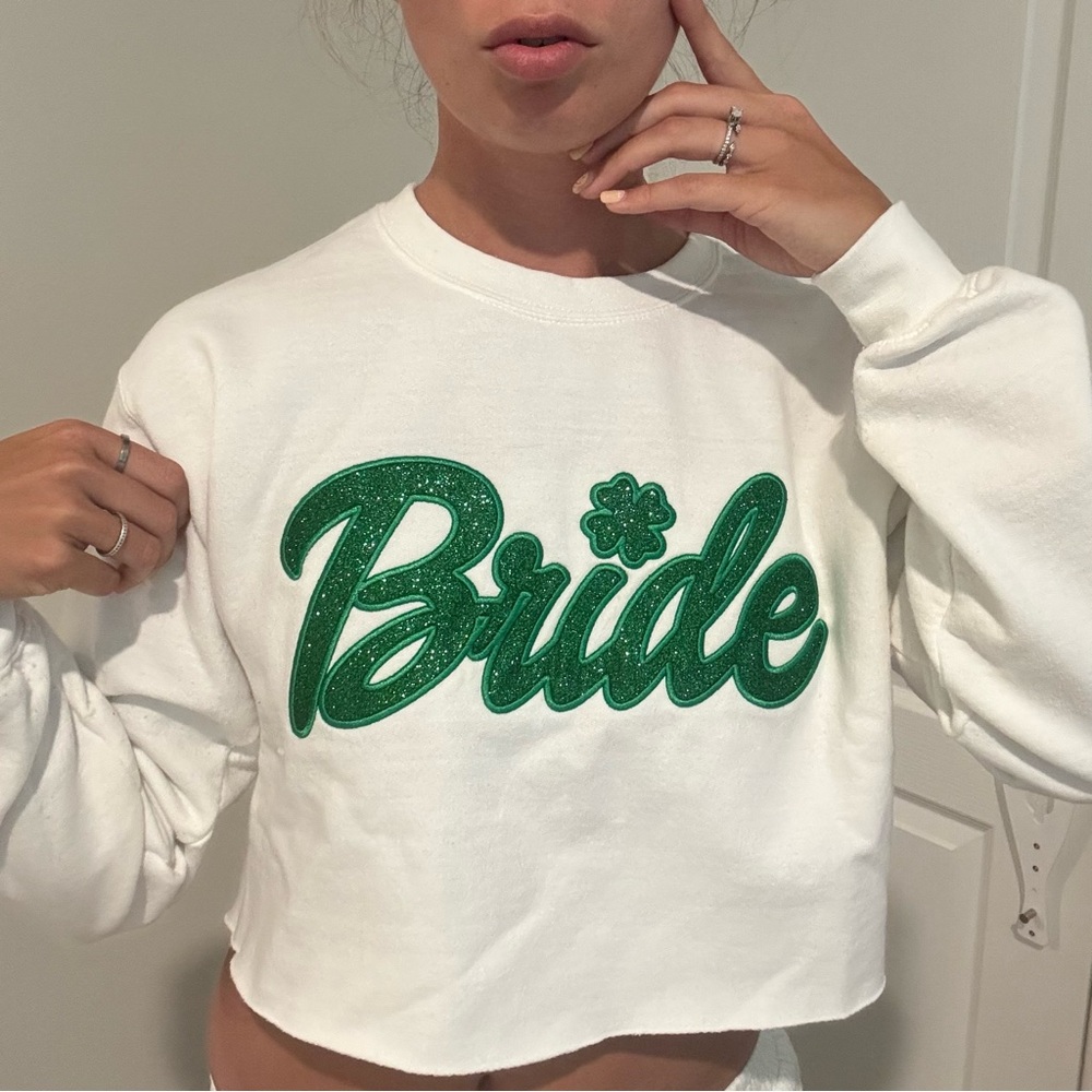 Elegant White Cropped Sweatshirt with Green 'Bride' Design